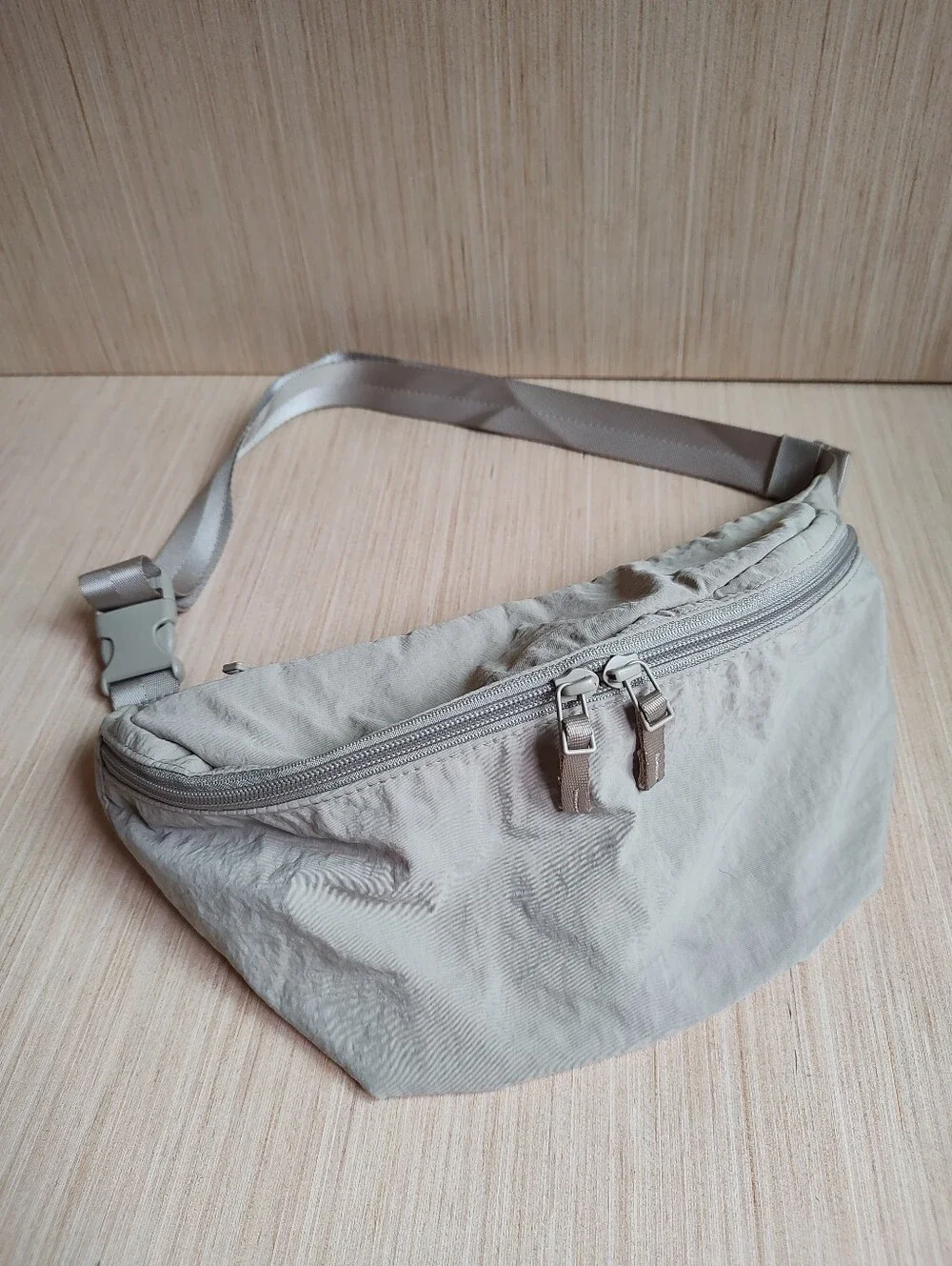 Uniqlo Nylon Crossbody Bag Funny Pack Waist Shoulder Handbag Beige Khaki Pockets - Picture 6 of 16